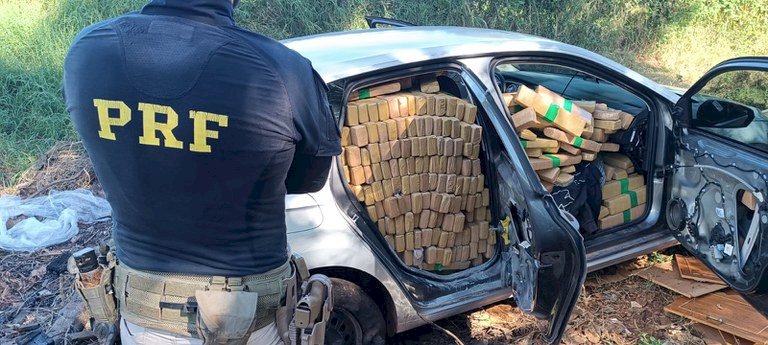 PRF apreende 991 Kg de maconha e recupera veículo