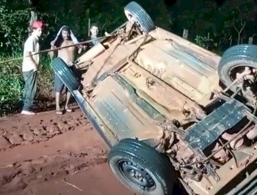 Retornando de fazenda, motorista perde controle da direção e capota Fiat Uno na zona rural de Anaurilândia
