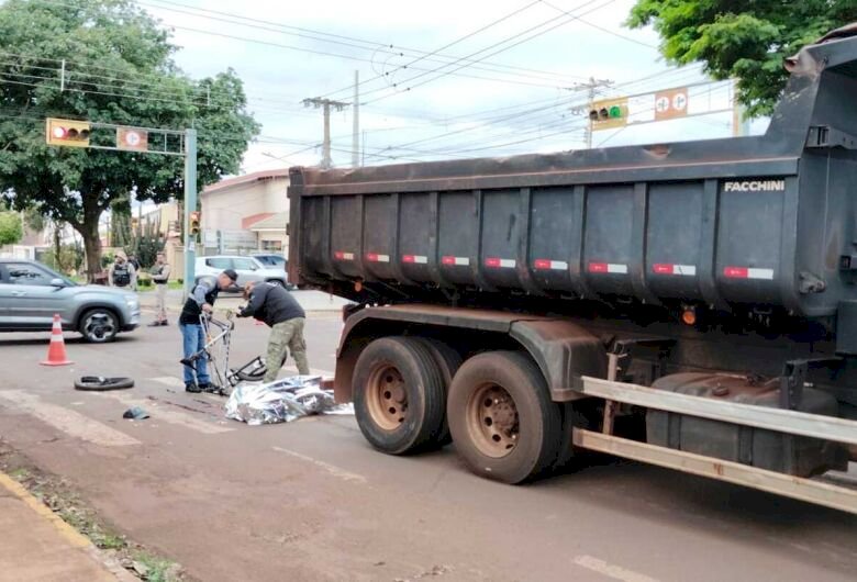 Ciclista morre atropelado por caminhão