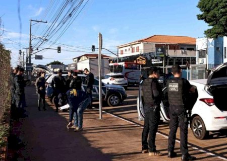 Vítima tentou correr do companheiro em pátio de posto antes de ser ferida a tiros