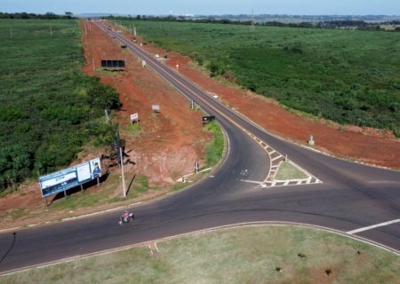 Administração municipal de Ivinhema realiza obras de urbanização as margens da BR 376