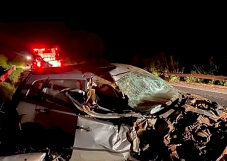 Caminhão cai de ribanceira após colidir com carro na BR-262