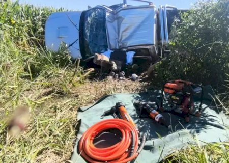 Motorista morre preso às ferragens após carro capotar e bater em poste
