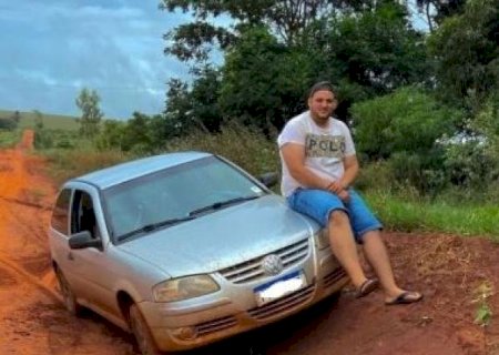 Jovem morre após pneu estourar, carro sair da pista e capotar na BR-163