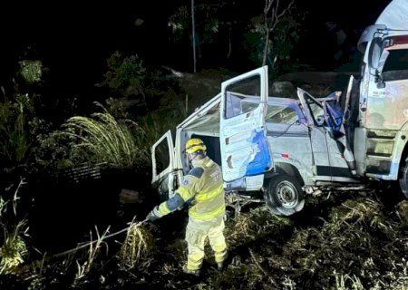 Acidente entre carreta e van deixa 9 mortos e 10 feridos na BR-251