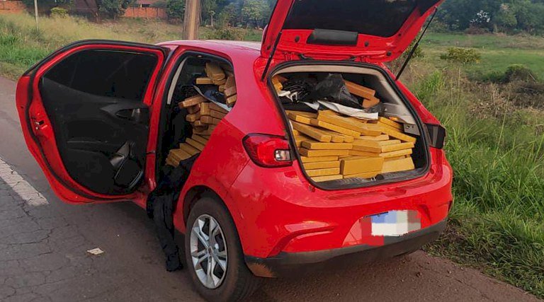 PRF apreende 674 Kg de maconha e recupera veículo