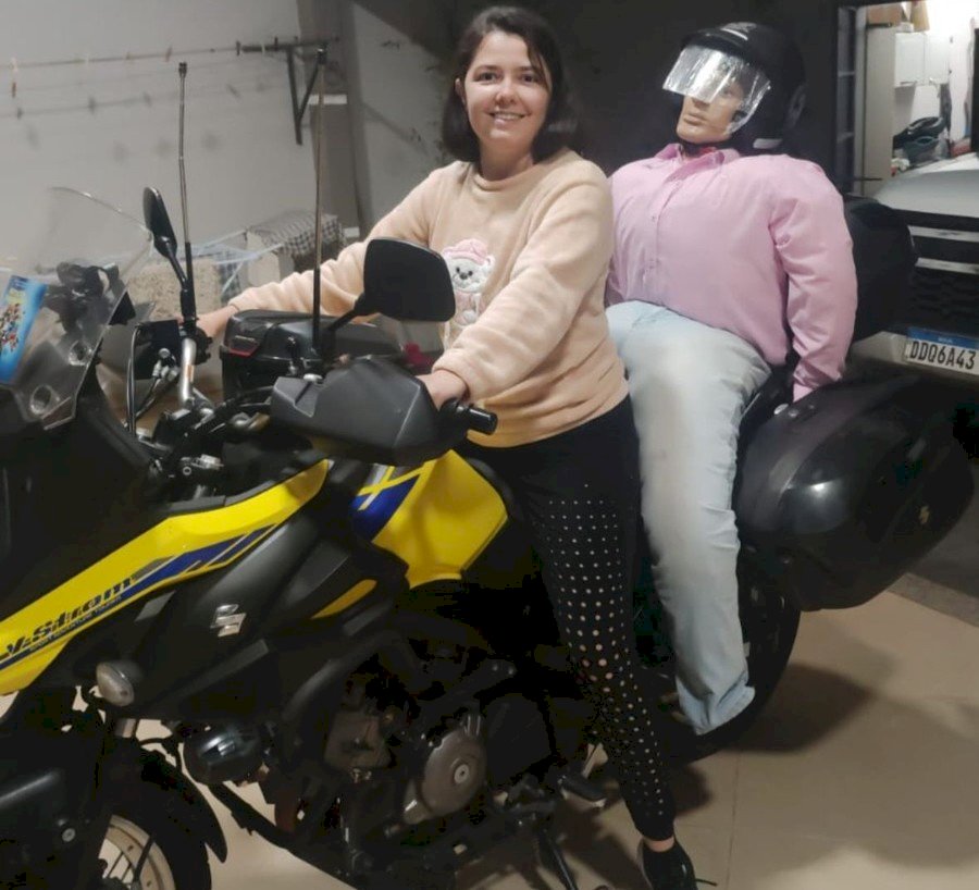 Motociclista de Nova Andradina faz mais de 2 mil km com “marido reborn” em passeio de casais e arranca risadas na estrada