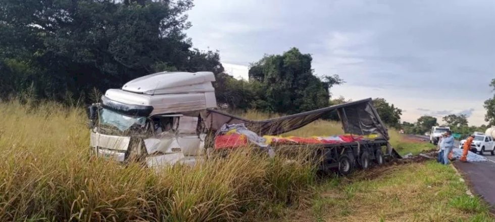 Motorista morre 16 dias após grave colisão entre carretas na BR-267