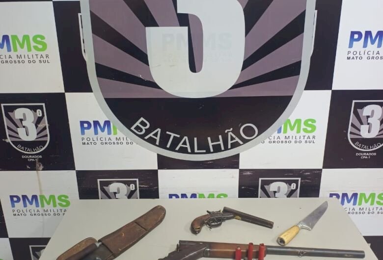 Após ameaçar vítima e resistir à prisão, homem é preso com armas em distrito de Dourados