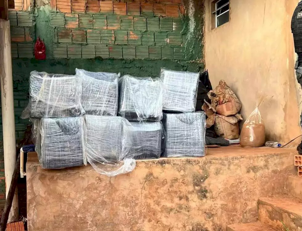 Três são presos carregando caminhão com 3,5 toneladas de maconha