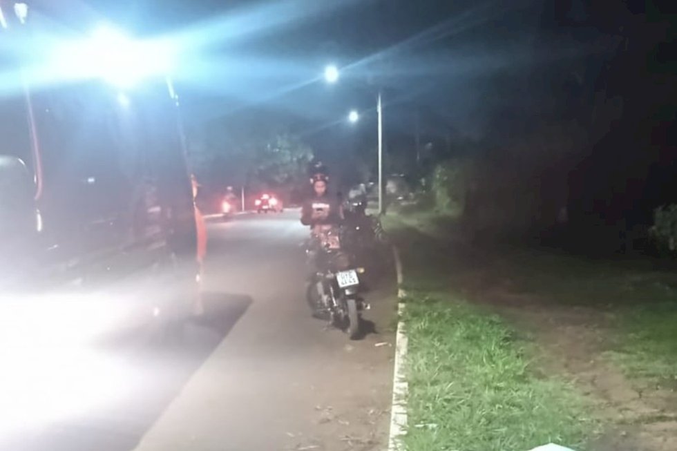 Motociclista perde controle ao olhar para trás para falar com amigo, bate em poste e morre
