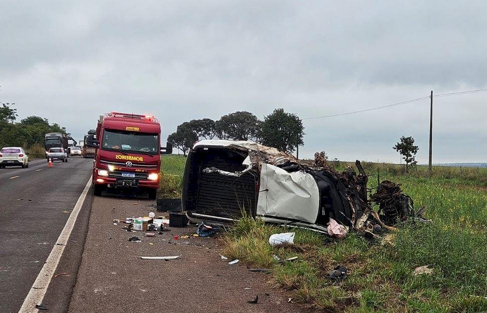 Colisão entre caminhão-baú e picape acaba com motorista morto na BR-262