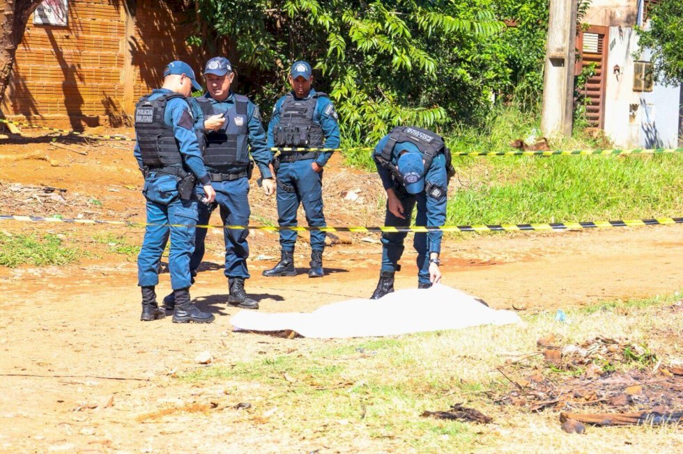 Homem morre na rua após ser baleado 4 vezes
