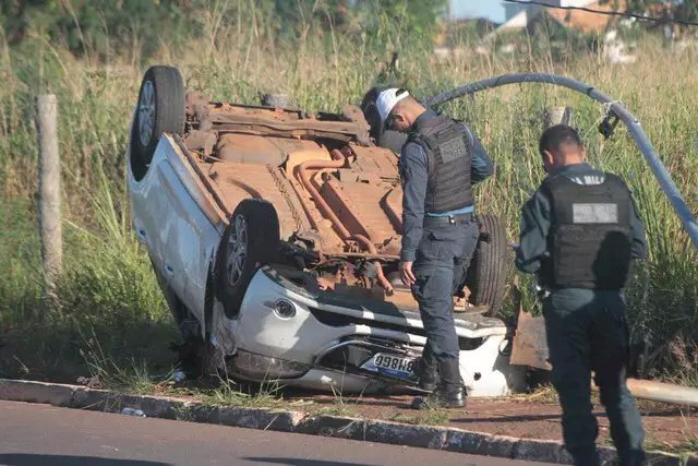 Motorista perde controle da direção e capota carro após derrubar poste