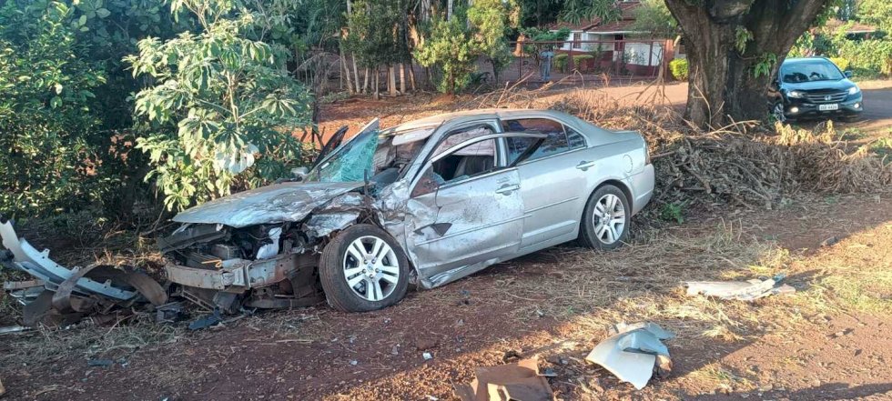 Colisão frontal entre camionete Hilux e Ford Fusion na BR-376