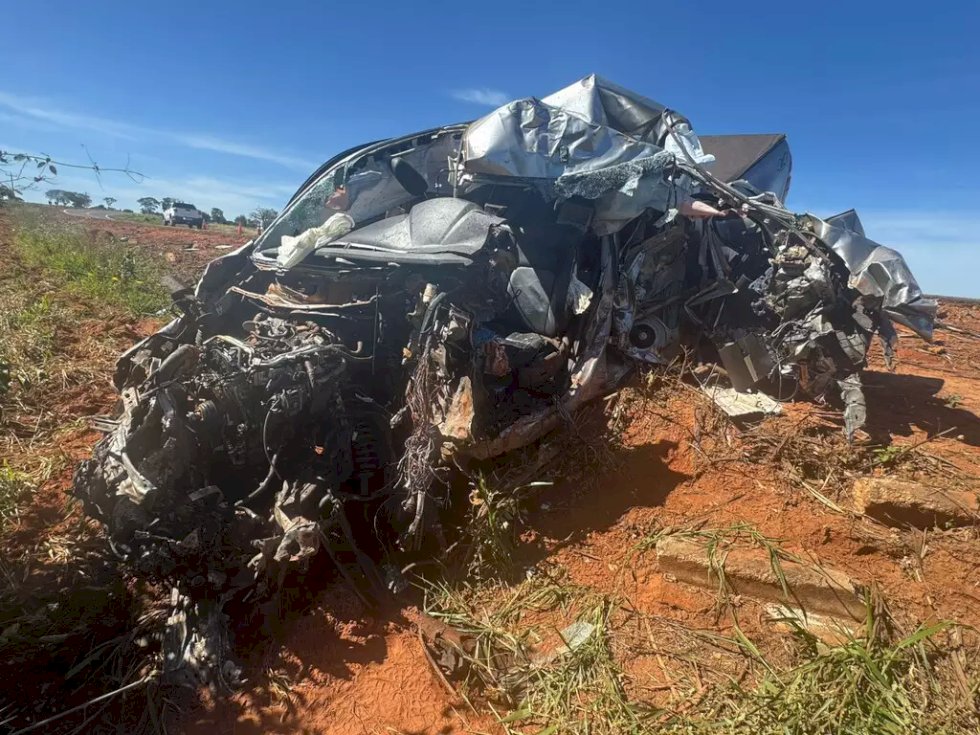 Motorista morre em acidente que fez camionete virar sucata