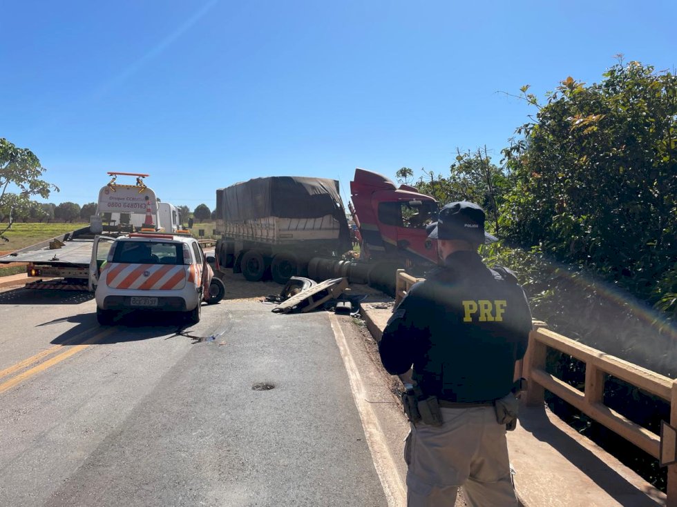 Motorista fica gravemente ferido em colisão entre carreta e máquina agrícola na BR-163