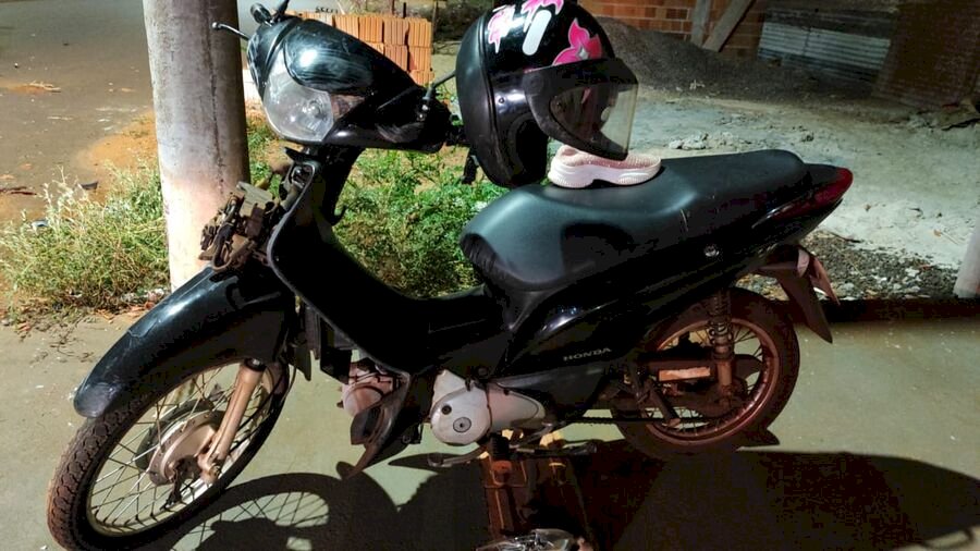 Mulher de 37 anos é encontrada caída ao lado de moto e morre após ser socorrida