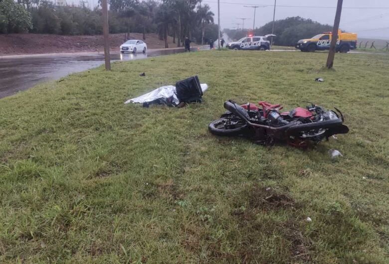 Motociclista morre após bater em poste