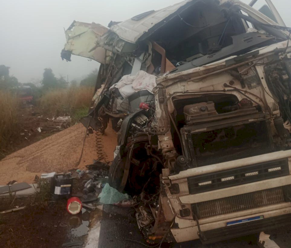 Tentativa de ultrapassagem com forte neblina, causa acidente entre duas carretas na MS-276 entre Batayporã e Anaurilândia