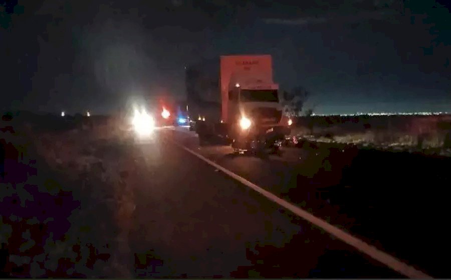 Motociclista de 27 anos morre ao bater em caminhão na BR-060