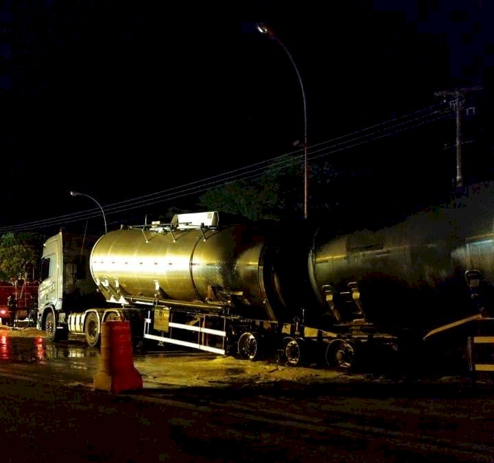 Carreta carregada de óleo diesel pega fogo após estouro de pneu