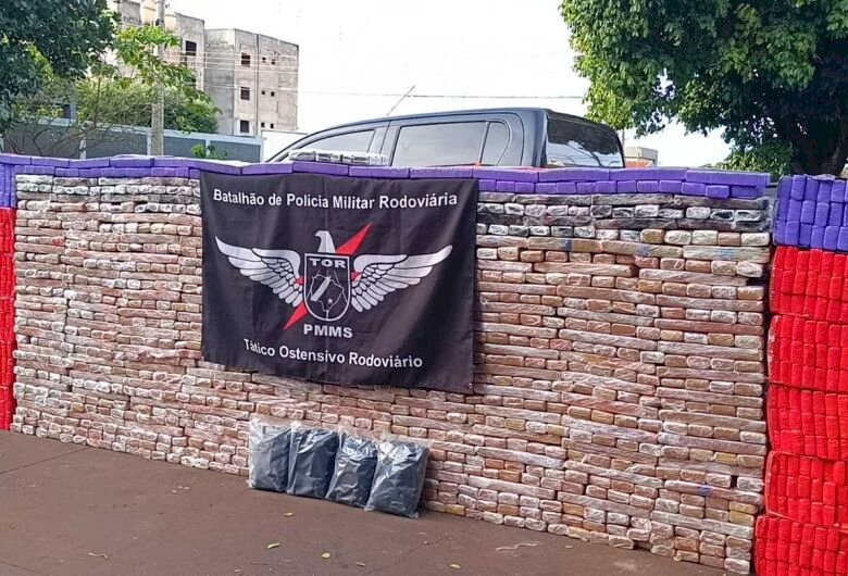 Traficante foge e abandona Hilux lotada de drogas em milharal após perseguição