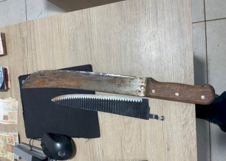 Angélica - Polícia Militar prende suspeito por perturbação e porte de arma branca em rodoviária