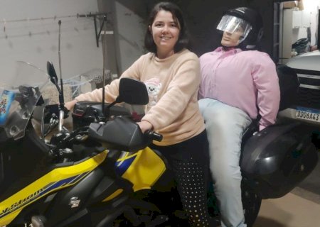 Motociclista de Nova Andradina faz mais de 2 mil km com “marido reborn” em passeio de casais e arranca risadas na estrada