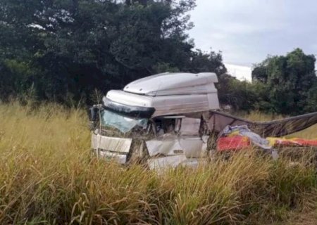 Motorista morre 16 dias após grave colisão entre carretas na BR-267