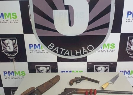Após ameaçar vítima e resistir à prisão, homem é preso com armas em distrito de Dourados