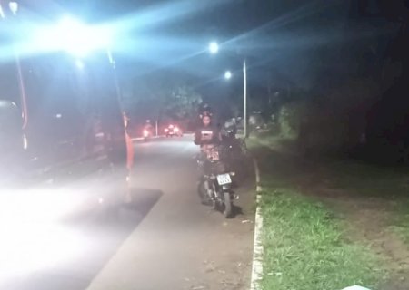 Motociclista perde controle ao olhar para trás para falar com amigo, bate em poste e morre