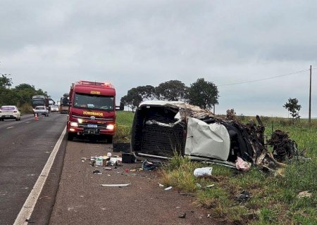 Colisão entre caminhão-baú e picape acaba com motorista morto na BR-262