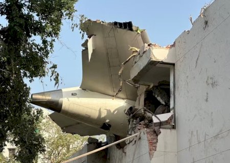 Polícia da Índia diz que todas as 242 pessoas a bordo de avião que caiu no país morreram
