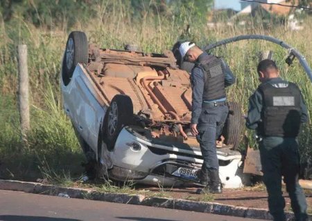Motorista perde controle da direção e capota carro após derrubar poste