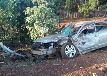 Colisão frontal entre camionete Hilux e Ford Fusion na BR-376