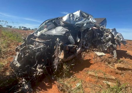 Motorista morre em acidente que fez camionete virar sucata