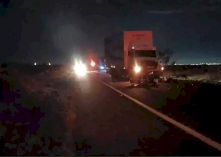 Motociclista de 27 anos morre ao bater em caminhão na BR-060
