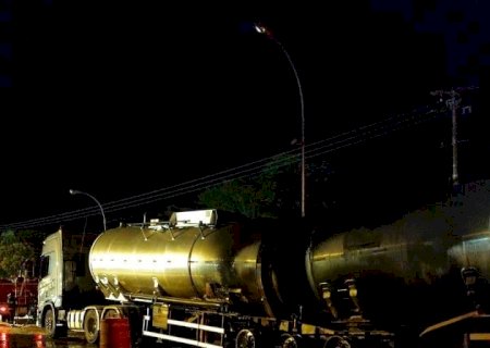 Carreta carregada de óleo diesel pega fogo após estouro de pneu