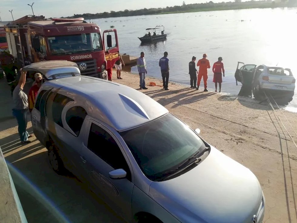 Após 16 horas, veículo que caiu o Rio Paraguai foi retirado