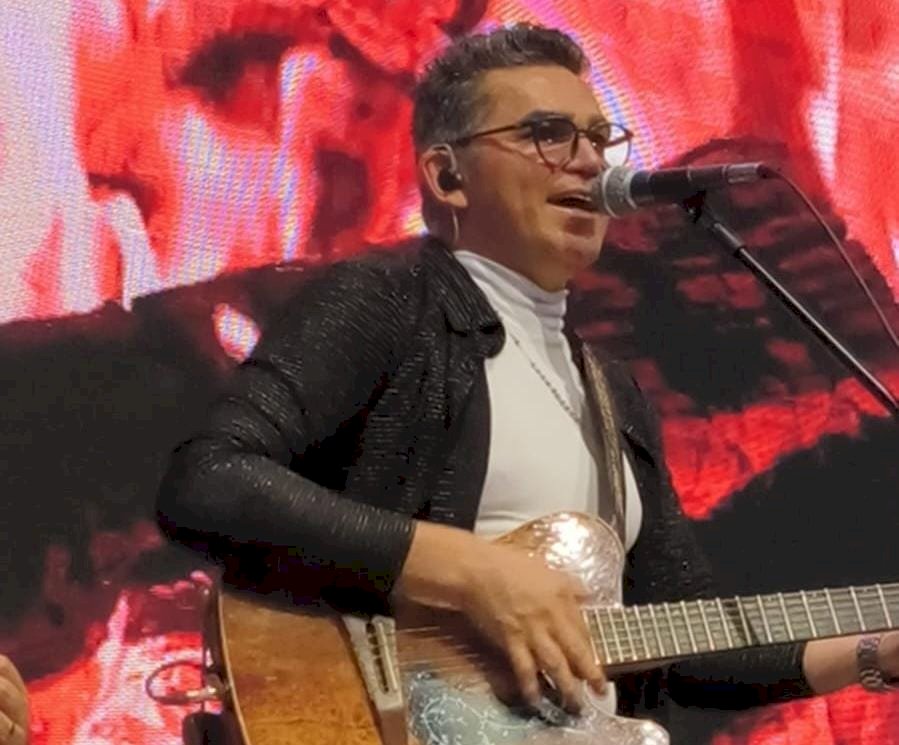 Magron Escobar comemora seus 50 anos no palco, do jeito que mais ama
