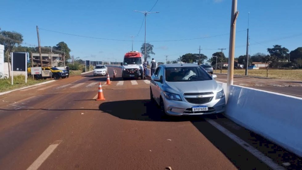 Mulher morre ao volante de carro em movimento em avenida