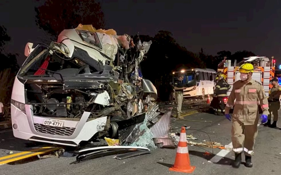 Acidente entre carreta e dois ônibus na BR-153 deixa cinco mortos, diz PRF