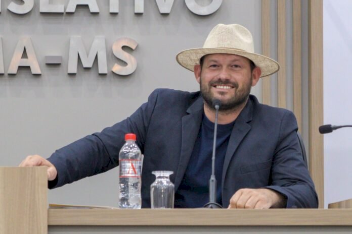 Eder Chicó pede manutenção das estradas rurais paralelas às rodovias e construção de ponto de ônibus com cobertura no Eco Park