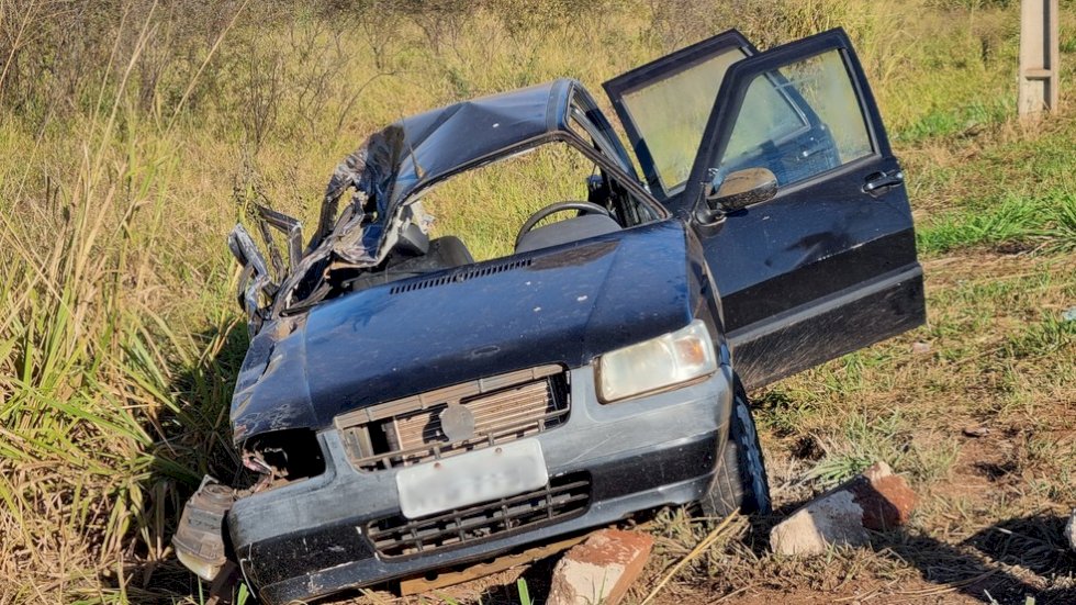 Idoso fica ferido em acidente entre carro e carreta na BR-262
