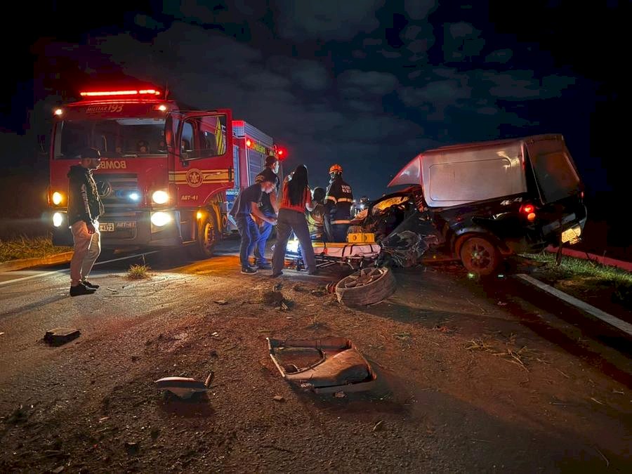 Carreta tomba após motorista tentar evitar colisão com picape na MS-134, entre Batayporã e Nova Andradina