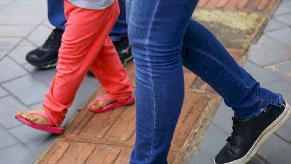 Padrasto tranca menina de 4 anos e a espanca com socos no rosto