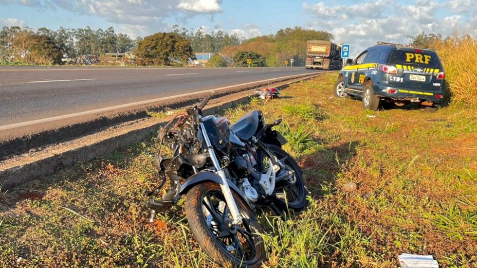Jovem morre em acidente entre moto e ambulância na BR-163