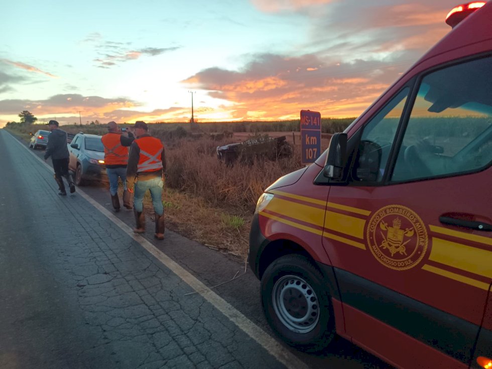 Ivinhema - Motorista perde controle da direção e capota caminhonete na MS -141 próximo a Usina Adecoagro