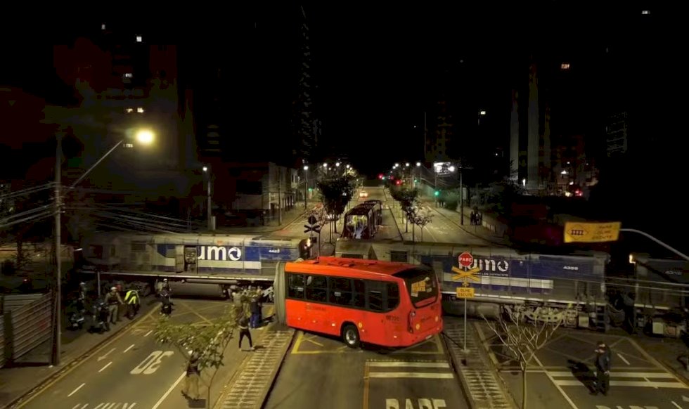 Ônibus biarticulado parte ao meio após colisão com trem e deixa 11 feridos